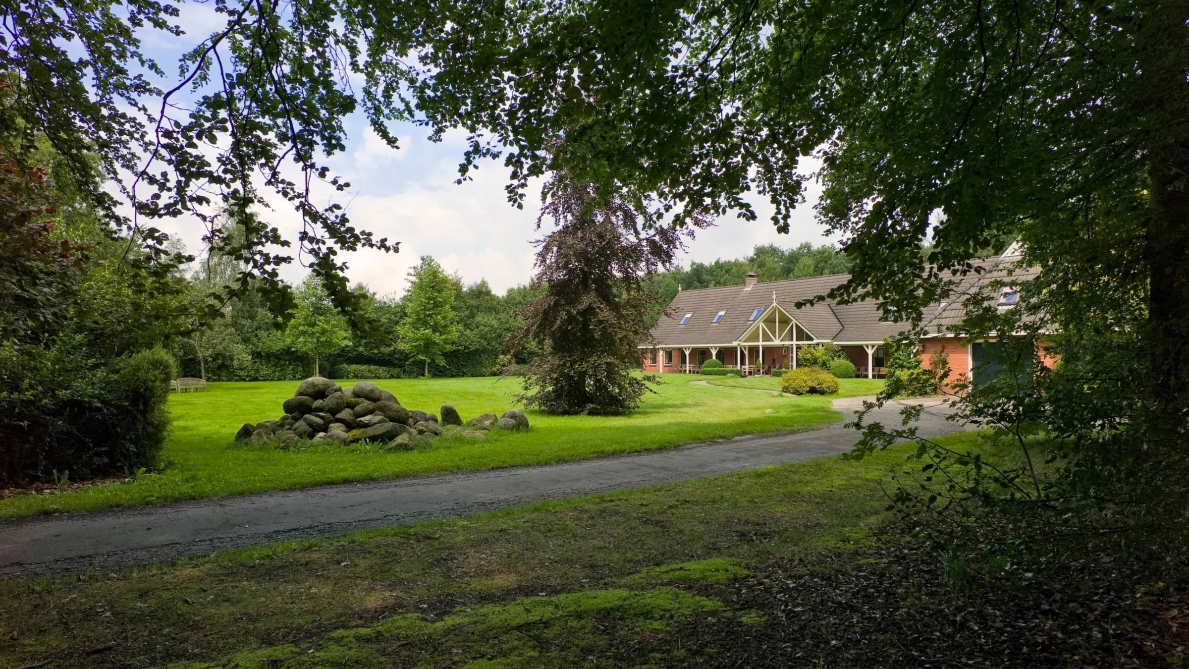 Het terrein van New Eden, met de Temple aan de rand van het bos
